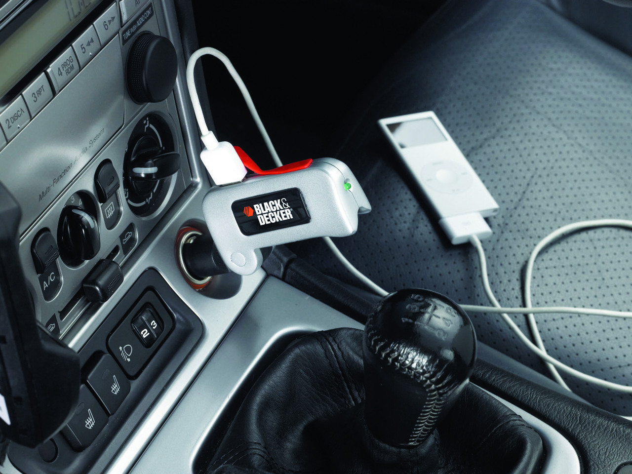 Инвертор с 2 USB порта Black&Decker BDPC10USB - от Etools.bg Инвертор с 2 USB порта Black&Decker BDPC10USB