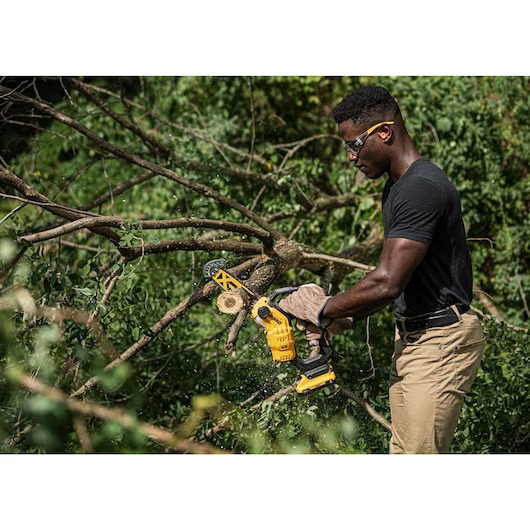 Акумулаторна резачка за дърва DeWALT DCMPS520N-XJ, 18 V, 20 см, без батерии и зарядно устройство - от Etools.bg Акумулаторна резачка за дърва DeWALT DCMPS520N-XJ, 18 V, 20 см, без батерии и зарядно устройство