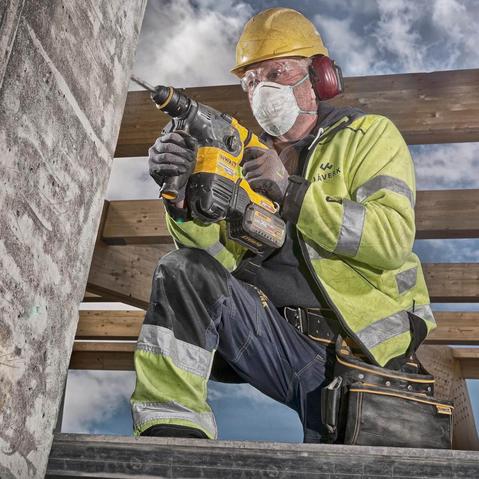 Акумулаторен перфоратор DeWALT DCH333NT-XJ, 54 V, SDS-Plus, 3.5 J, без батерии и зарядно устройство