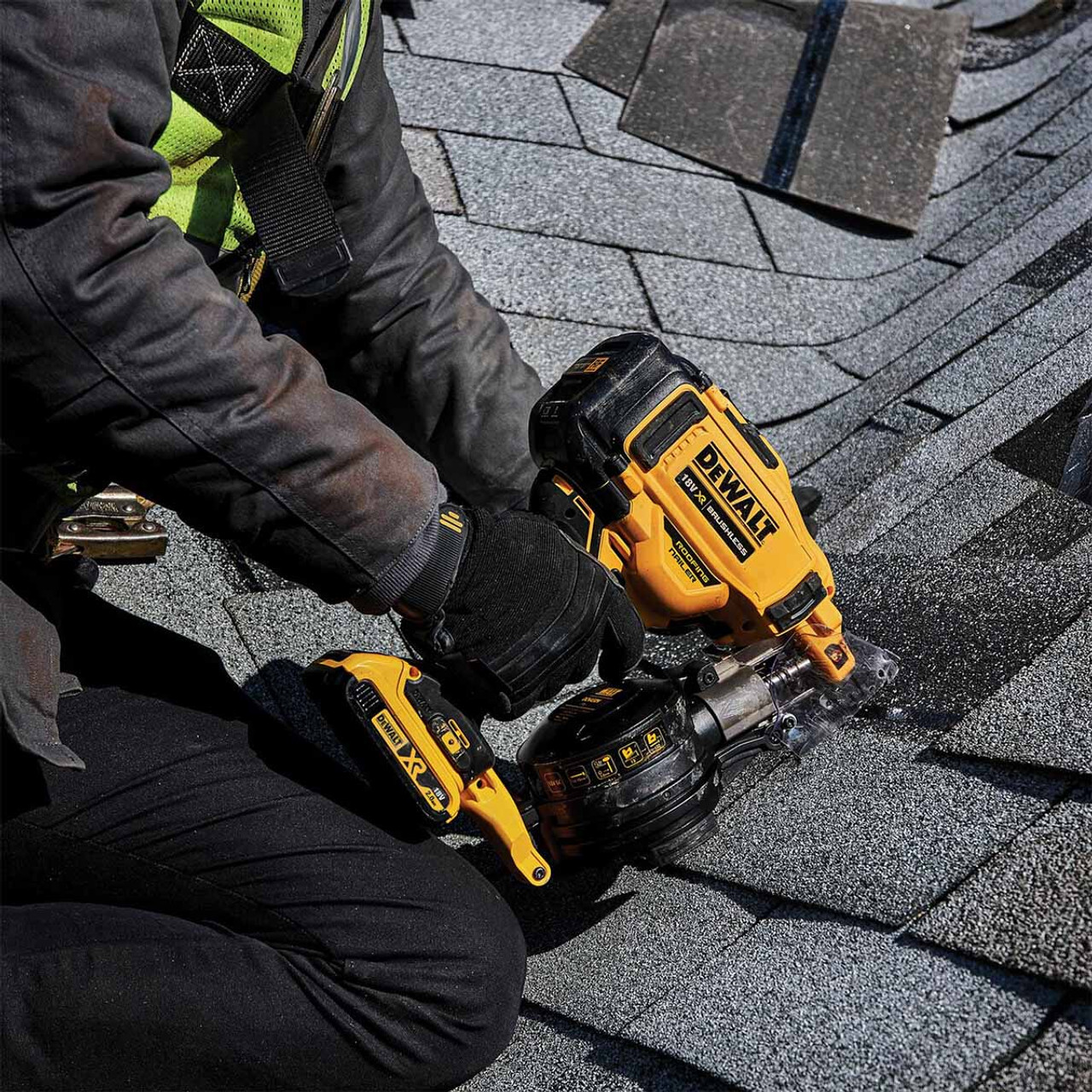 Акумулаторен такер DeWALT DCN45RNN-XJ, 18 V, 15°, 19 - 45 мм, 3.05-3.40 мм, без батерии и зарядно устройство