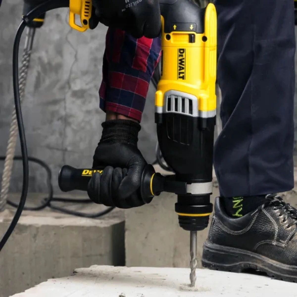 Електрически перфоратор DeWALT D25143K, 900 W, 3 J, 28 мм, SDS-Plus - от Etools.bg Електрически перфоратор DeWALT D25143K, 900 W, 3 J, 28 мм, SDS-Plus