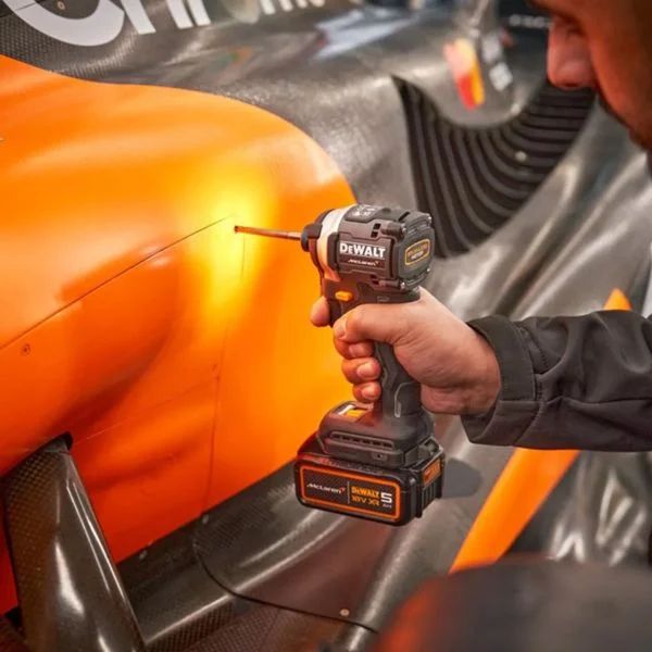 Акумулаторен ударен винтоверт Dеwalt DCF85MP2T, McLaren F1 XR, 18 V, 2x5 Ah, 90 Nm - от Etools.bg Акумулаторен ударен винтоверт Dеwalt DCF85MP2T, McLaren F1 XR, 18 V, 2x5 Ah, 90 Nm