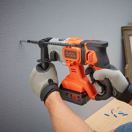 Акумулаторен перфоратор Black & Decker BCD900M1K, SDS-Plus, 18 V, 4 Ah, 1.2 J - от Etools.bg Акумулаторен перфоратор Black & Decker BCD900M1K, SDS-Plus, 18 V, 4 Ah, 1.2 J