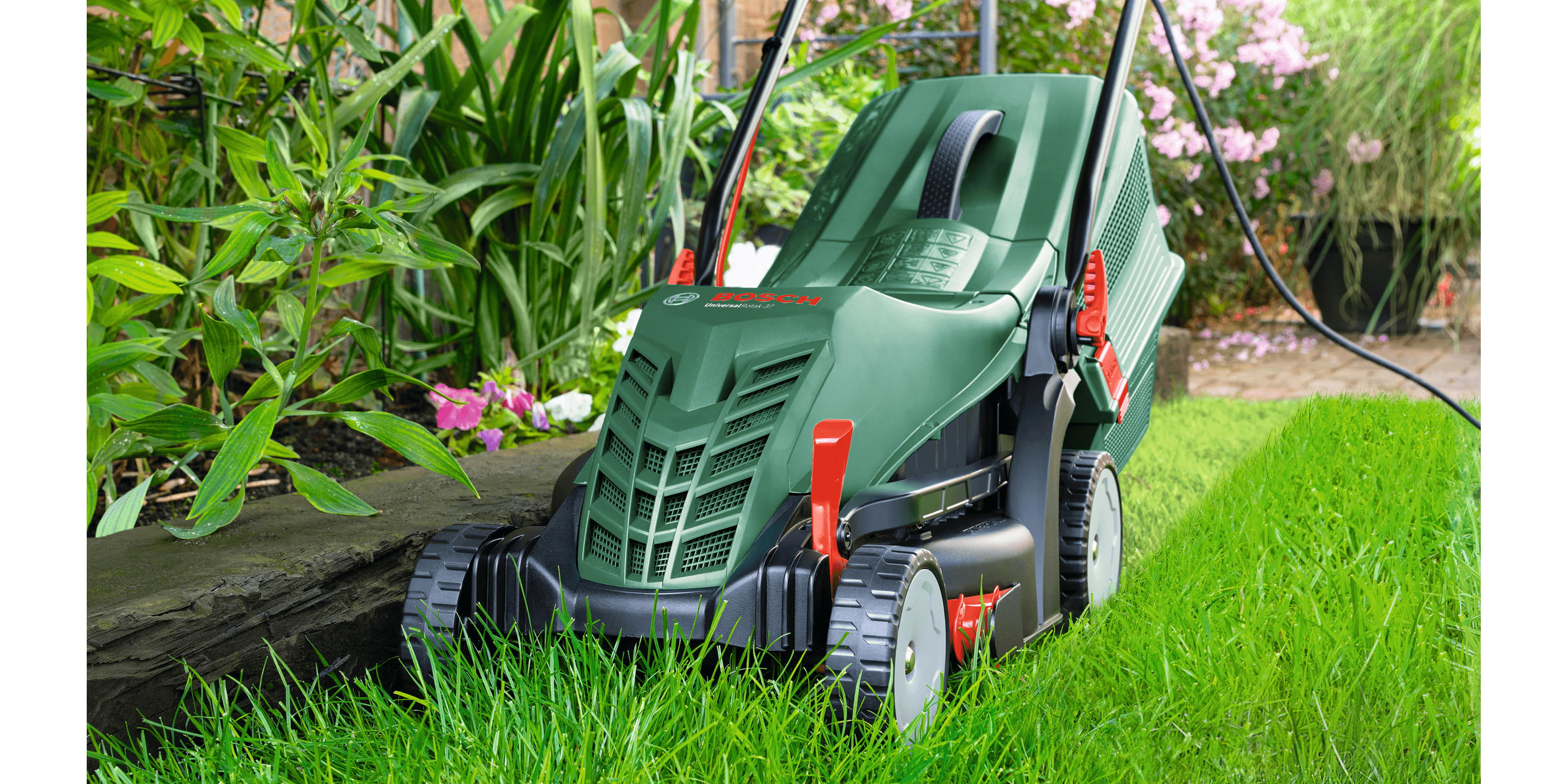 Електрическа косачка за трева Bosch UniversalRotak 37-555, 1400 W, 37 см, 40 л (06008A6501) - от Etools.bg Електрическа косачка за трева Bosch UniversalRotak 37-555, 1400 W, 37 см, 40 л (06008A6501)