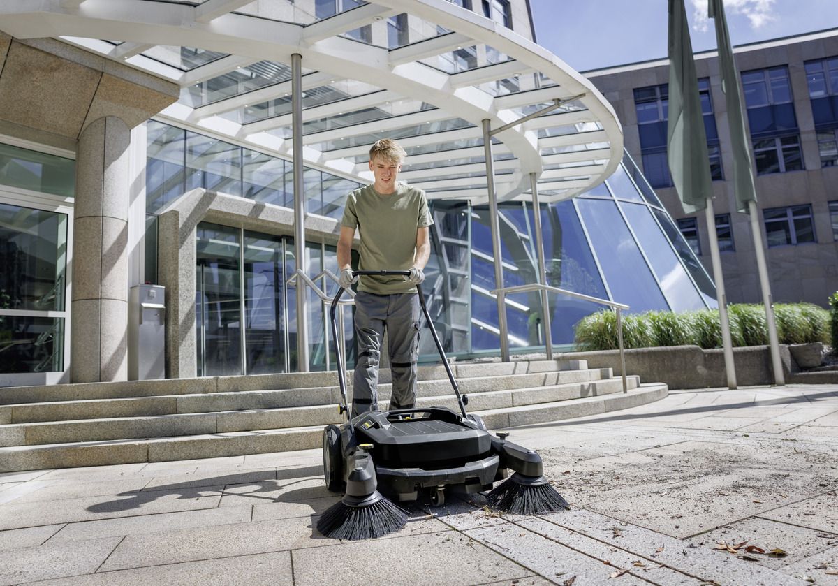 Ръчна метачна машина + щипка за едри отпадъци Karcher KM 70/20 C 2SB Go!Further, 48 см, 20 л