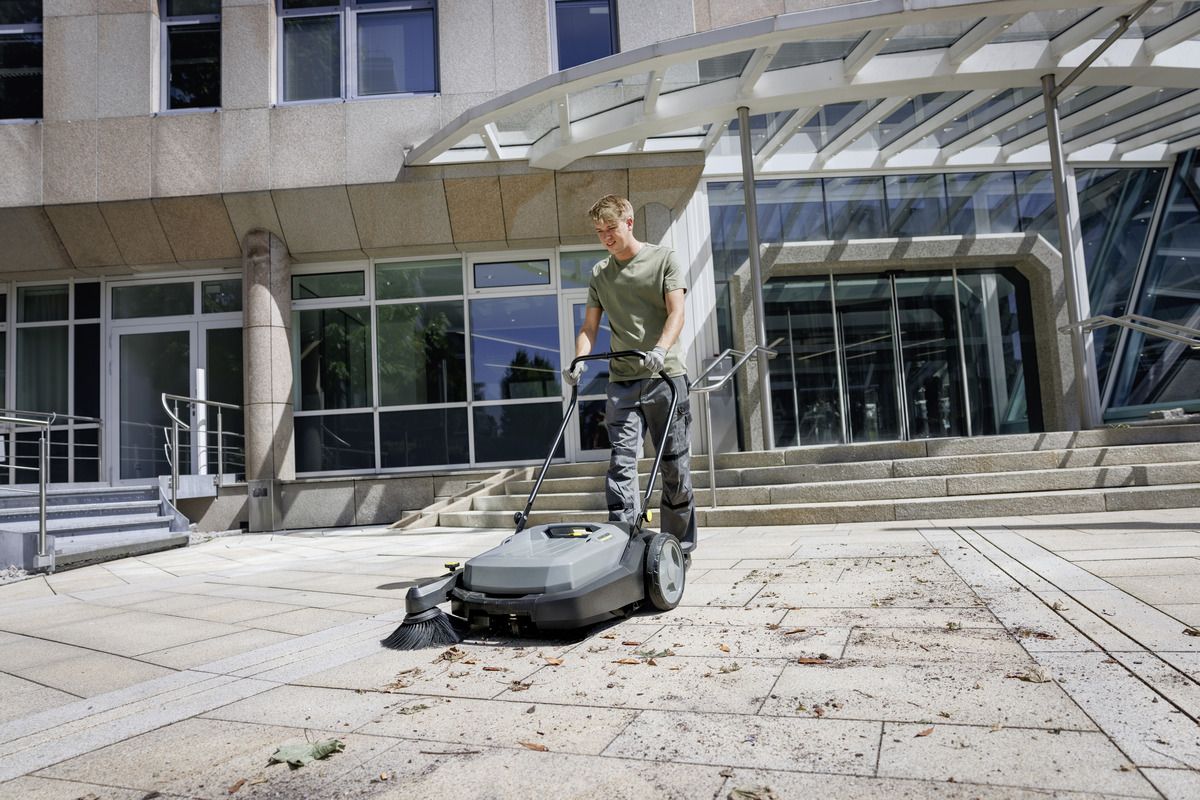 Ръчна метачна машина Karcher KM 70/20 C, 70 см, 20 л - от Etools.bg Ръчна метачна машина Karcher KM 70/20 C, 70 см, 20 л