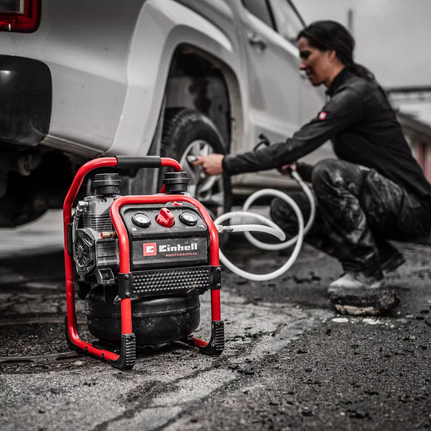 Акумулаторен безмаслен компресор Einhell SILENZZO 36/210, 36 V, 8 бара, 56 л/мин., без батерии и зарядно устройство (4020380) - от Etools.bg Акумулаторен безмаслен компресор Einhell SILENZZO 36/210, 36 V, 8 бара, 56 л/мин., без батерии и зарядно устройство (4020380)