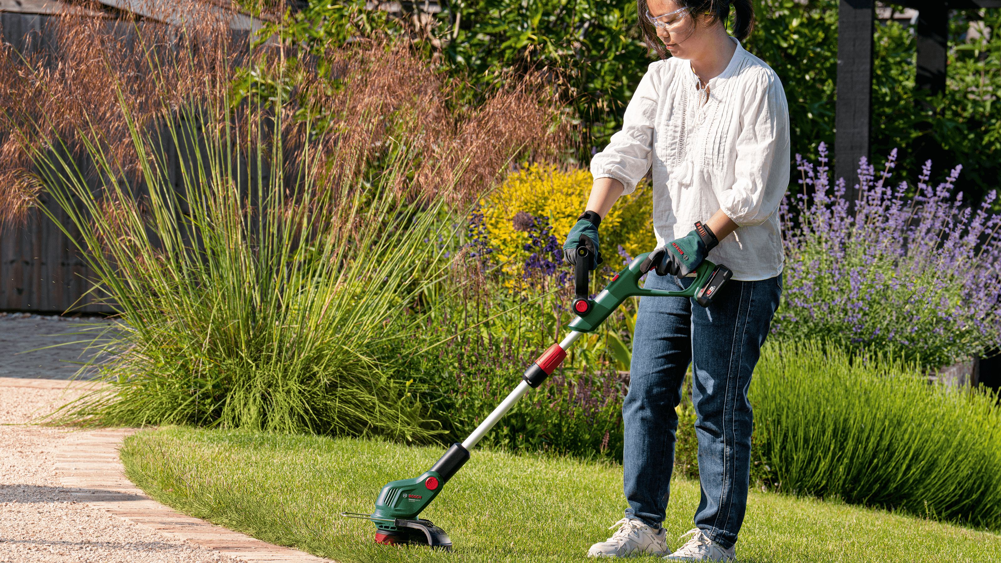 Акумулаторен тример за трева Bosch UniversalGrassCut 18V-26-500, 18 V, 2 Ah, 26 см, без батерии и зарядно устройство (06008C1F04)
