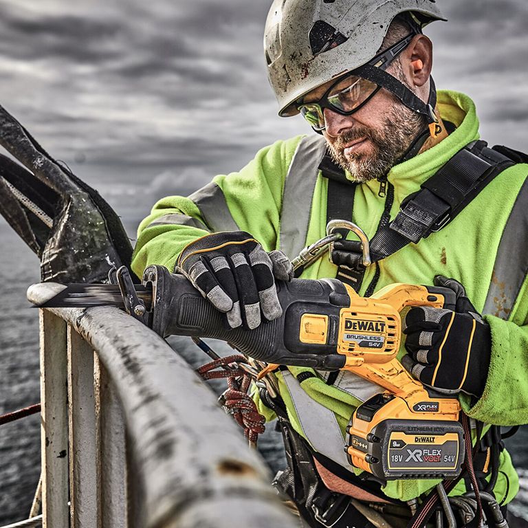 Акумулаторен саблен трион DeWALT DCS389NT, 54 V, 0-3000 хода/мин, 28.6 мм, без батерии и зарядно устройство