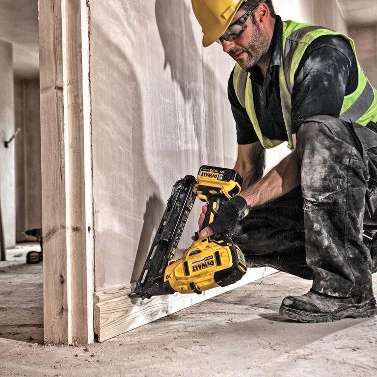 Акумулаторен такер за пирони DeWALT DCN650N, 18 V, тип 15GA, 32-63 мм, без батерии и зарядно устройство