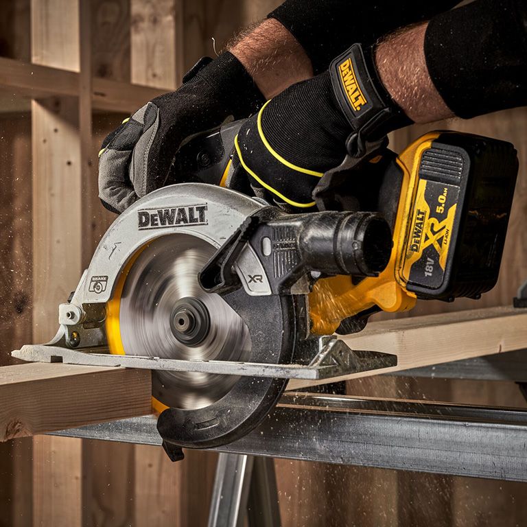 Акумулаторен ръчен циркуляр DeWALT DCS565NT, 18 V, ф 165 мм, 4950 об/мин, без батерии и зарядно устройство - от Etools.bg Акумулаторен ръчен циркуляр DeWALT DCS565NT, 18 V, ф 165 мм, 4950 об/мин, без батерии и зарядно устройство