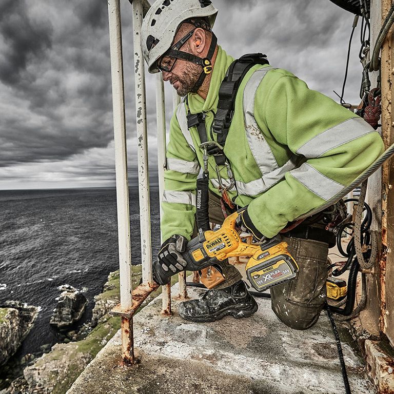 Акумулаторен саблен трион DeWALT DCS389N, 54 V, 0-3000 хода/мин, 28.6 мм, без батерии и зарядно устройство - от Etools.bg Акумулаторен саблен трион DeWALT DCS389N, 54 V, 0-3000 хода/мин, 28.6 мм, без батерии и зарядно устройство