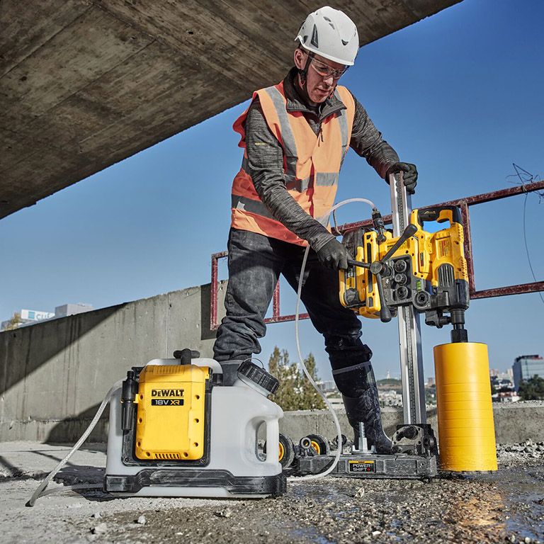 Акумулаторна помпа за засмукване на вода при мокро пробиване DeWALT DCE6820N, 18 V, 15 л, без батерии и зарядно устройство