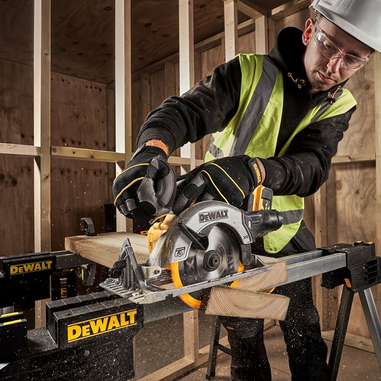 Акумулаторен ръчен циркуляр DeWALT DCS565N, 18 V, ф 165 мм, 4950 об/мин, без батерии и зарядно устройство - от Etools.bg Акумулаторен ръчен циркуляр DeWALT DCS565N, 18 V, ф 165 мм, 4950 об/мин, без батерии и зарядно устройство