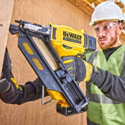 Акумулаторен такер DeWALT DCN930N-XJ, 18 V, 50-90 мм, 33°, без батерии и зарядно устройство устройство