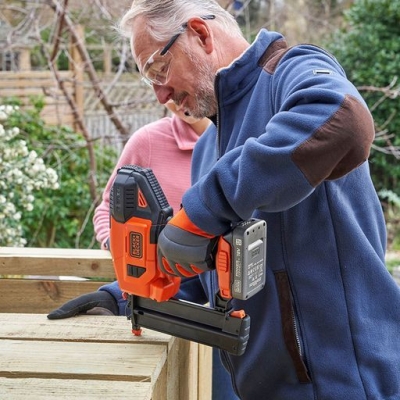 Акумулаторен такер за гвоздеи Black & Decker BCNG01D1, 18 V, 2 Ah, 16-50 мм
