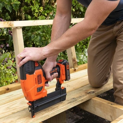 Акумулаторен такер за гвоздеи Black & Decker BCNG01D1, 18 V, 2 Ah, 16-50 мм