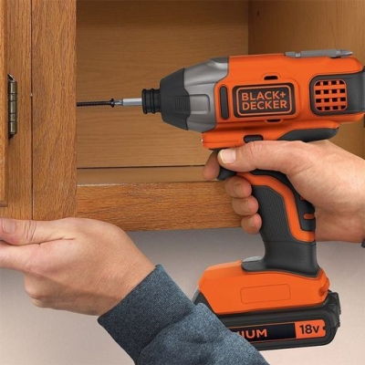 Акумулаторен ударен гайковерт Black & Decker BDCIM18N, 18 V, 155 Nm, шестостен, 1/4", без батерии и зарядно устройство