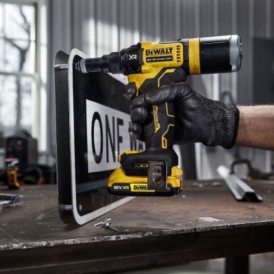 Акумулаторна нитачка за поп-нитове DeWALT DCF403D2GT, 18 V, 1.7 Ah, 10 kN, 2.4-4.8 мм