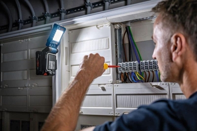 Акумулаторна лампа Bosch Professional GLI 18V-800, 18 V, без батерии и зарядно устройство (0601443600)